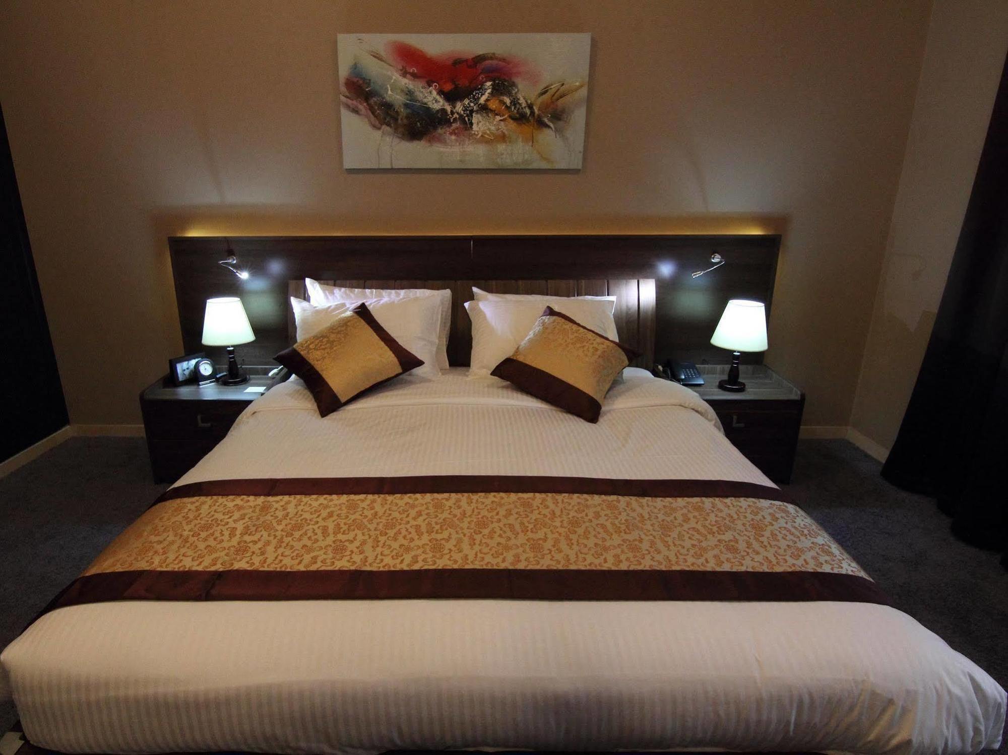 Home To Home Apartments Dubai Bagian luar foto